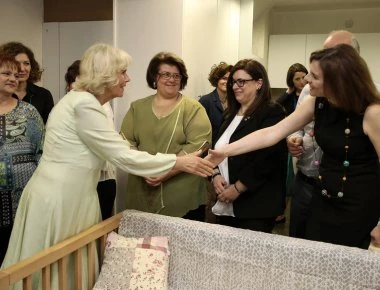 Τον Ξενώνα Φιλοξενίας Κακοποιημένων Γυναικών του Δήμου Αθηναίων επισκέφθηκε η Δούκισα της Κορνουάλης, Καμίλα (φωτό)